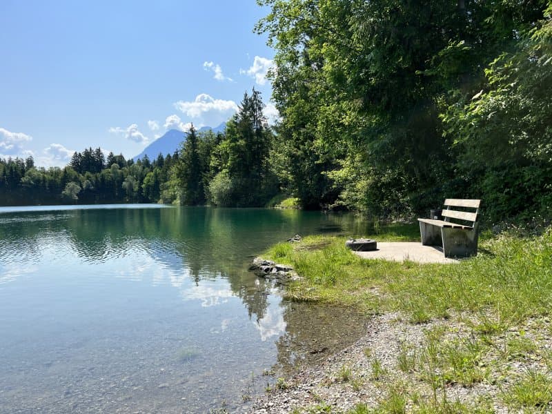 Sitzbank am Seeufer